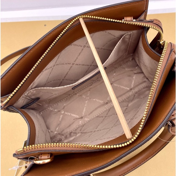 Michael Kors Small Sheila Center
Zip Satchel Crossbody Bag Brown - Picture 5 of 15